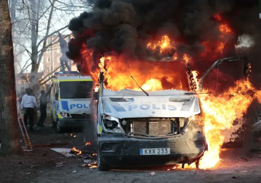 Annoula64's tweet photo. ~Väst är tolerant - inte Islam~ https://t.co/lmXjMuvyhh #svpol #Islam #hedersförtryck #misogyni #homofobi #oskuldskrav #FGM #hijabtvång #tvångsgifte #polygami #kusingifte #barnäktenskap #antisemitism #Christophobia #islamism #jihadism #terrorism #migpol #krimpol #säkpol #foepol https://t.co/FIgXsbcmg2