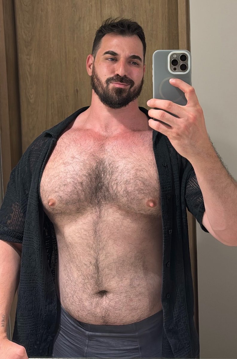 Eywildd's tweet photo. Rocking that dad bod https://t.co/aCF6LkHf1L