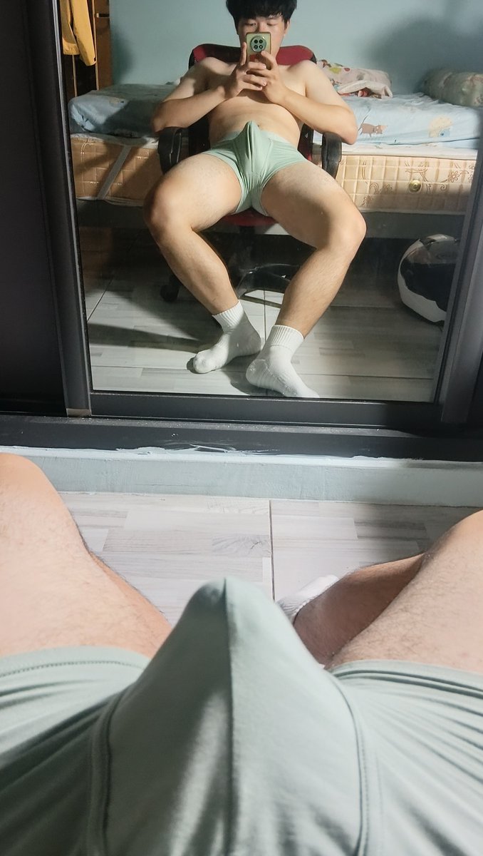 wen_li6053's tweet photo. 好喜歡新內褲🥵
但好像買太小件了……好緊……

#男大 #白襪 #控射 #🧑🏻‍🌾找🐄 https://t.co/ToNqboanAg