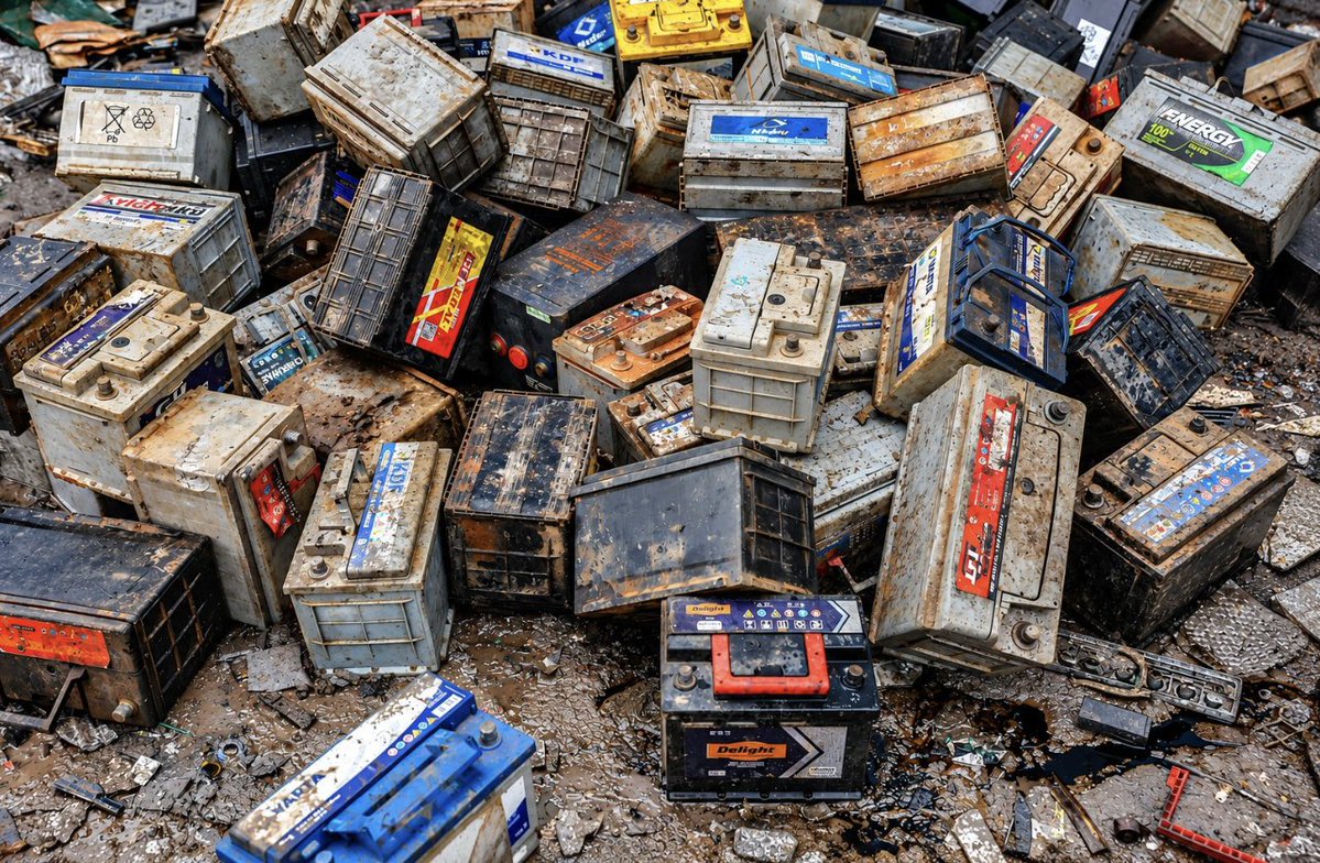 EcoRealityDrc's tweet photo. Pollution au plomb : l’OMS alerte sur un danger invisible en RDC

Du 18 au 24 octobre 2026, l’Organisation mondiale de la santé (OMS) organise la 14ᵉ Semaine internationale pour la prévention de l’intoxication au plomb, sous le thème « De la détection à la prévention ».

Présent notamment dans certaines peintures, les batteries automobiles et les déchets industriels, le plomb peut contaminer durablement les sols, l’eau et les poussières.

Un danger particulier pour les enfants

L’exposition au plomb peut affecter le développement du cerveau, les capacités d’apprentissage et le système nerveux. Elle peut survenir par inhalation de poussières contaminées ou par ingestion de particules présentes dans l’environnement. Aucun niveau d’exposition n’est considéré comme totalement sans risque.

Des initiatives annoncées dans l’est de la RDC

Selon le registre des activités de l’OMS pour 2026, l’Action pour le Développement des Jeunes au Congo (ADJC) prévoit une campagne numérique à Goma, au Nord-Kivu, tandis que SOPRODE annonce une initiative de sensibilisation en ligne à Bukavu, au Sud-Kivu. Ces activités sont programmées du 18 au 24 octobre.

Prévenir pour protéger

La prévention passe notamment par une gestion sécurisée des batteries usagées, le contrôle des produits contenant du plomb et la protection des travailleurs exposés.

Pour ÉCO RÉALITÉ DRC, cette campagne rappelle que toutes les pollutions ne sont pas visibles. Identifier les sources de contamination, sensibiliser les populations et renforcer les contrôles environnementaux sont essentiels pour protéger la santé humaine.

Sources : OMS, fiche d’information sur l’intoxication au plomb et registre officiel des activités de la campagne 2026.

@WHO @WHOAFRO @OMSRDCONGO @UNEP @UNICEF @medd_nec @vpmedd @MinEnvRDC 

#EcoRealiteDRC #PollutionAuPlomb #SantéEnvironnementale #RDCONGO