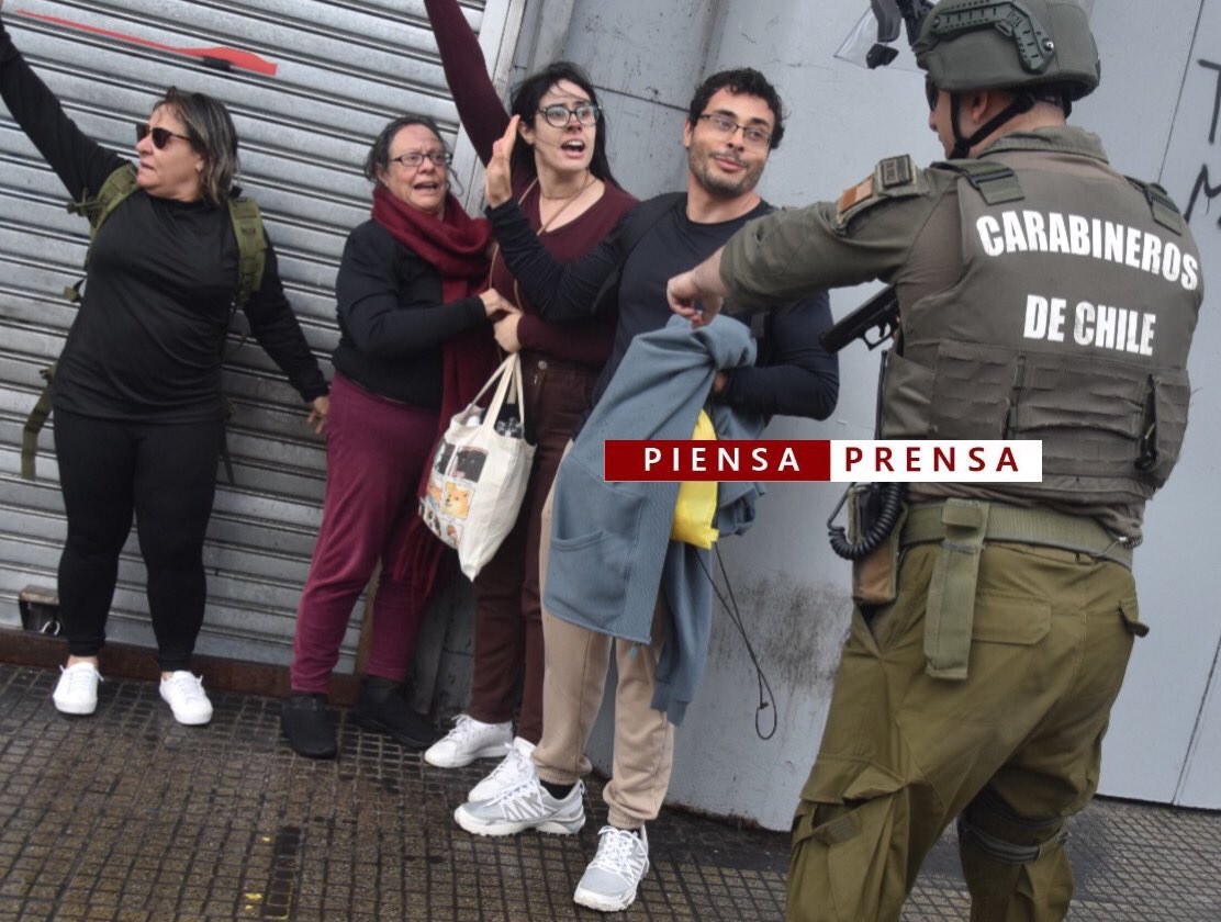 PiensaPrensa's tweet photo. Otra vergüenza de Carabineros. Ayer cuatro TURISTAS brasileños fueron apuntados con una pistola por el capitán Bastián Masías De Luiggi (fotografía) y obligados a tirarse al suelo durante las manifestaciones ocurridas en el centro de Santiago. No formaban parte de las manifestaciones.
Fotos originales del equipo de Piensa Prensa