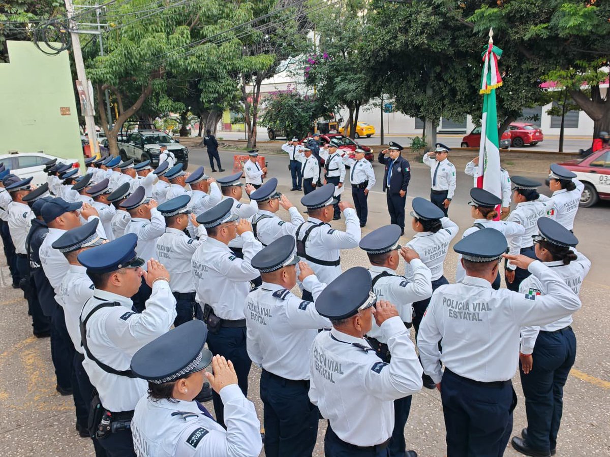ToryLopezS's tweet photo. 🌞 #MuyBuenosDías 🚔🇲🇽 Rendimos honores a nuestra Bandera Nacional y reafirmamos el compromiso de fortalecer la proximidad social, con apego a los principios constitucionales que guían nuestro actuar. https://t.co/0pOIpgrizV