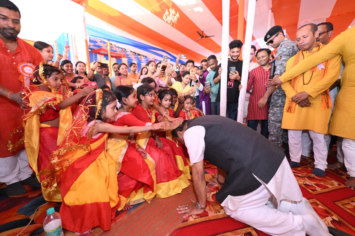 himantabiswa's tweet photo. I had promised the people of Silchar that I would be spending this Durga Puja with them and like every other promise, I’m happy to have kept this one as well.

From one pandal to another, the smiles, conversations and affection made my visit a memorable one.

1/3 https://t.co/I6vgbCrvEy