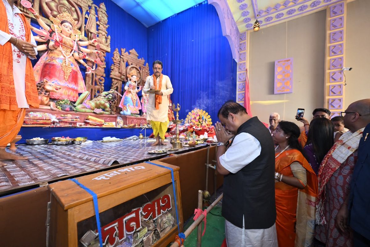 himantabiswa's tweet photo. I had promised the people of Silchar that I would be spending this Durga Puja with them and like every other promise, I’m happy to have kept this one as well.

From one pandal to another, the smiles, conversations and affection made my visit a memorable one.

1/3 https://t.co/I6vgbCrvEy