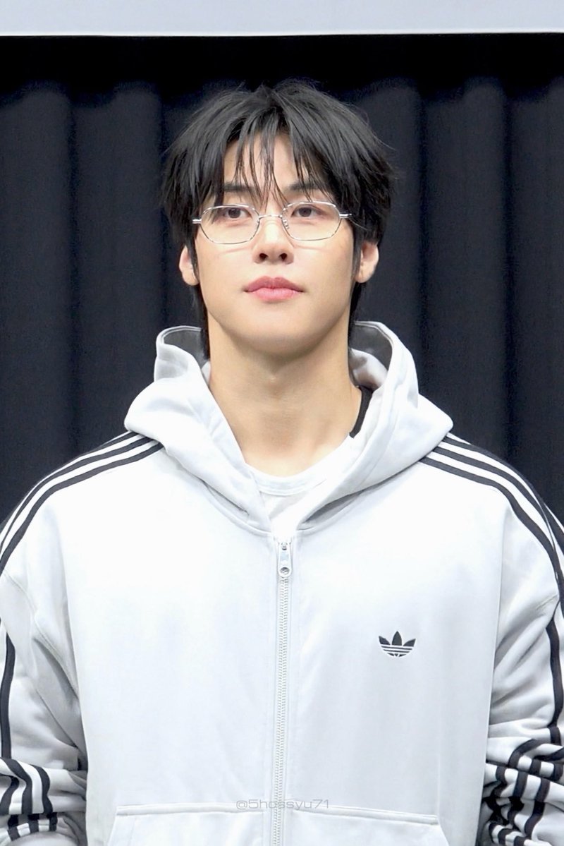 5hossyu71's tweet photo. 261019 애플뮤직 대면

승협 선배 ..!

#이승협 #엔플라잉 https://t.co/4G2skT6SL4