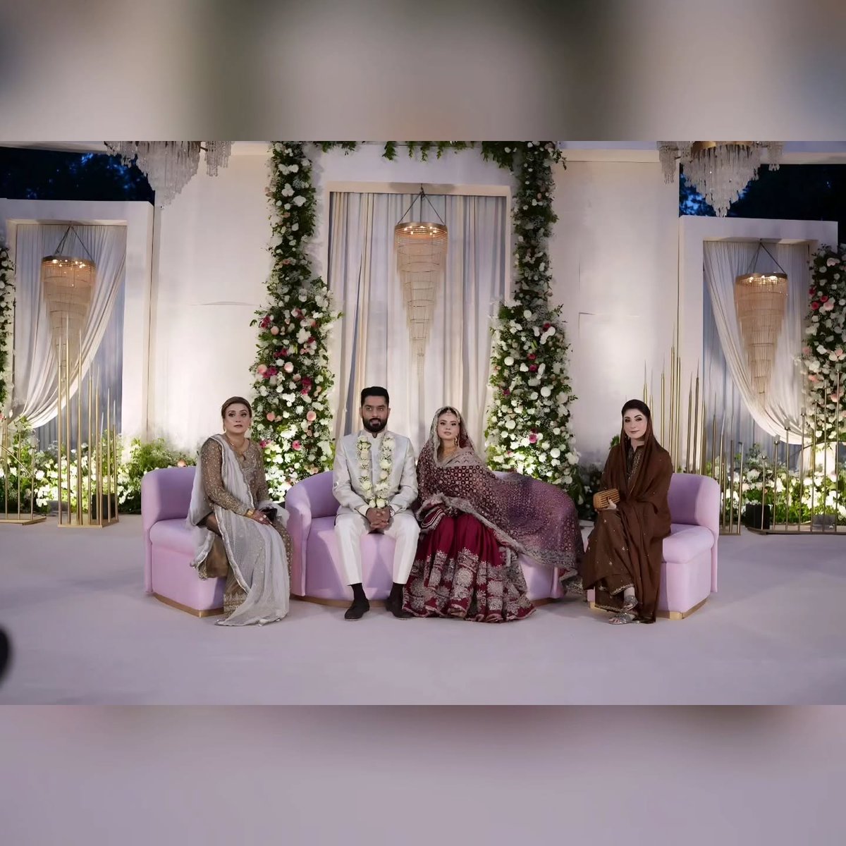 nayadaurpk_urdu's tweet photo. وزیرِ اطلاعات عظمیٰ بخاری کی بیٹی کی شادی کی تقریب کی تصاویر https://t.co/6Bi0K9Qxt7