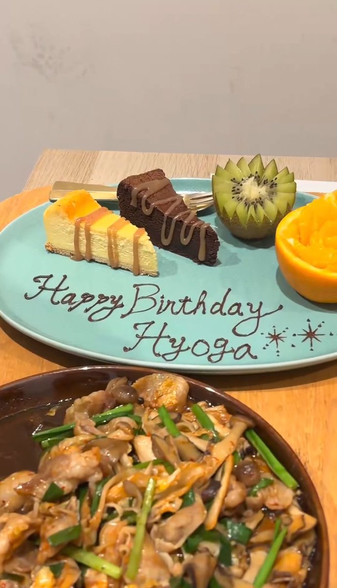 po_p_q's tweet photo. 去年の誕生日配信も雅功くんがお休みで1人だった彪我くんが｢今日はみんながいる！｣って嬉しそうだったの可愛かったし食レポで｢うまい‼️｣の一言しか言ってないのに拍手で包まれててみーーんな彪我くんにあまあまな空間で全部可愛かった🥲 https://t.co/U9WZ0FrHZX