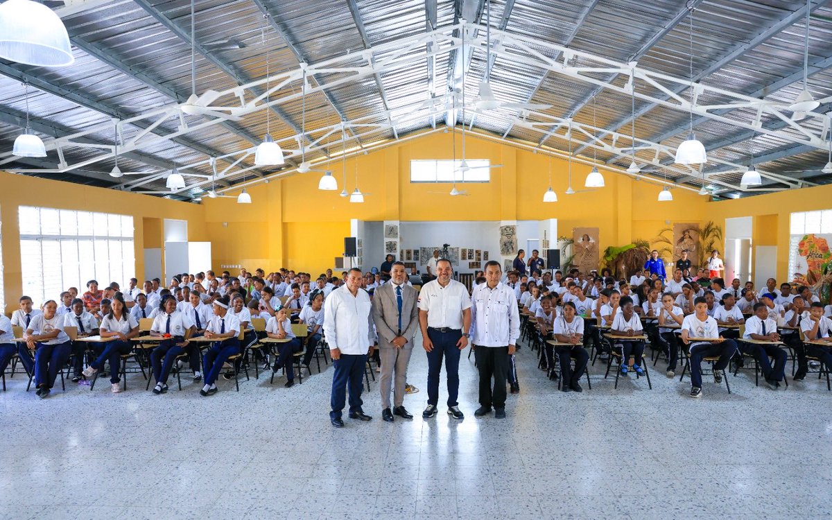 DefensorRD's tweet photo. Esta iniciativa, desarrollada en coordinación con la Dirección Nacional de la Modalidad Artes del MINERD, también nos permite conocer y valorar el talento de nuestros jóvenes, fortaleciendo el vínculo con las comunidades educativas. 💙🇩🇴 https://t.co/KklF4oopD7