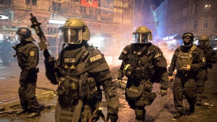 mxnd_06's tweet photo. „Warum gibt es in Deutschland nicht solche Ausschreitungen wie in Frankreich?“

Deutsche Polizei bei Ausschreitungen: https://t.co/ASSF0QvyLn