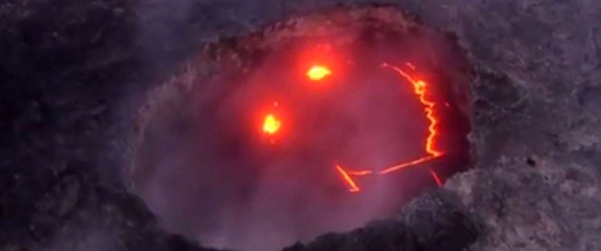 DKAstrology's tweet photo. The closest description I can give about Plutonic/Scorpionic energy is this pic of a Hawaiian vulcano that cracked a big smile right before erupting 🫥 https://t.co/J2fd3UDmI3