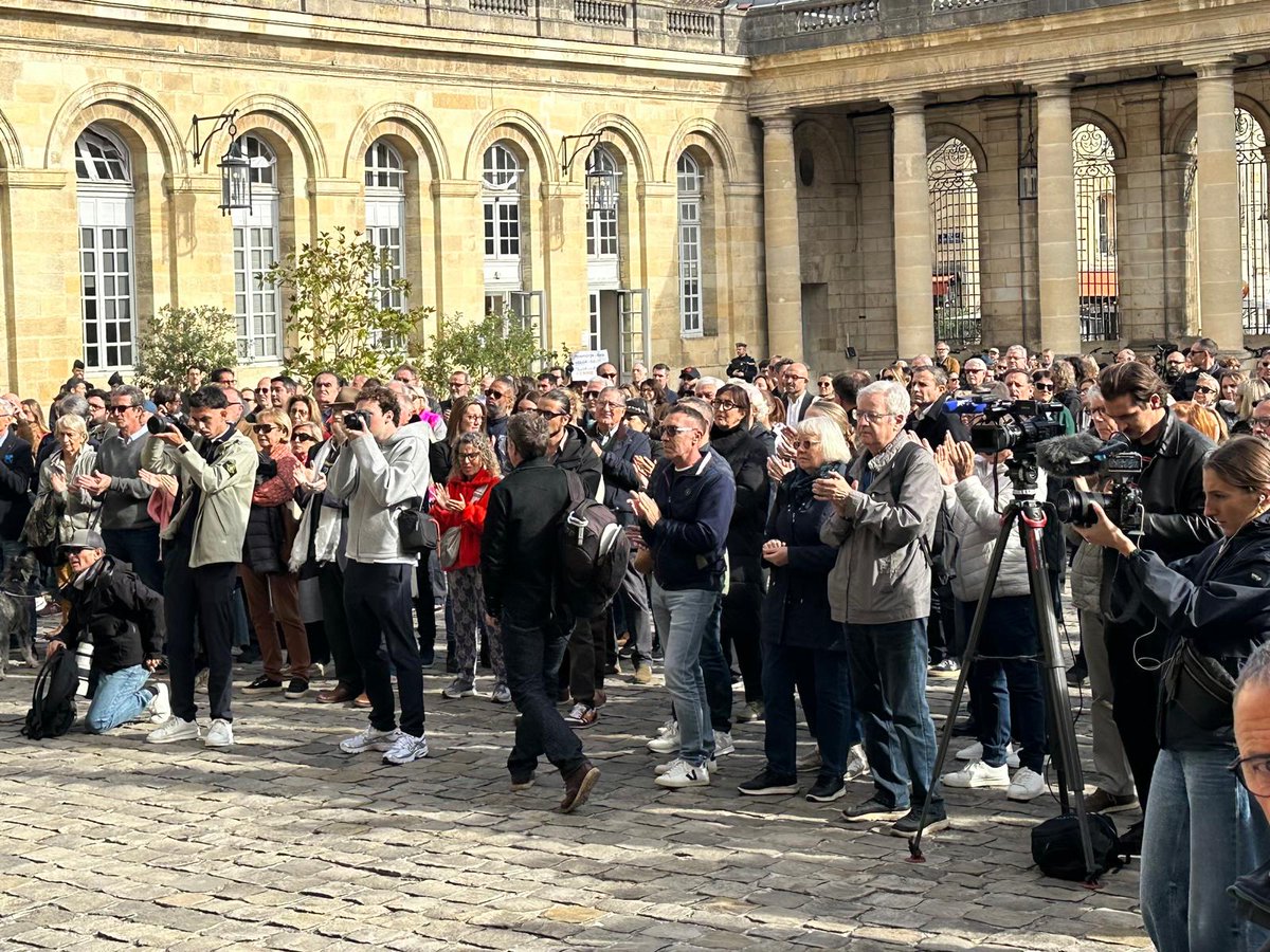 PrefAquitaine33's tweet photo. Sophie BROCAS, préfète de la #Gironde, se tient aux  côtés du maire Thomas CAZENAVE lors du rassemblement républicain à la mairie de #Bordeaux pour réaffirmer l'engagement de l’État et témoigner de son soutien aux élus, suite aux violences et débordements survenus ce week-end.

Cette mobilisation témoigne de l'attachement commun  aux valeurs républicaines et au respect des institutions qui servent les  citoyens.