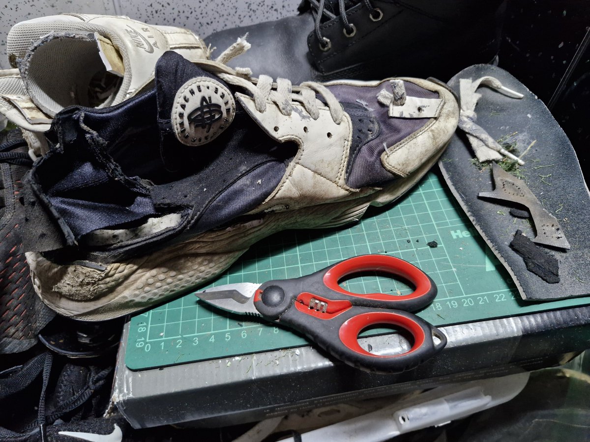 swallowmyairs's tweet photo. Another Nike huarache destroyed 😋##nikehuarache #nikedestroyer #niketrainers #getinmybelly #digested #destroyednikes #sneakerdestruction #eatenhuaraches #scally #worktrainers https://t.co/Ks1U6y4E7P