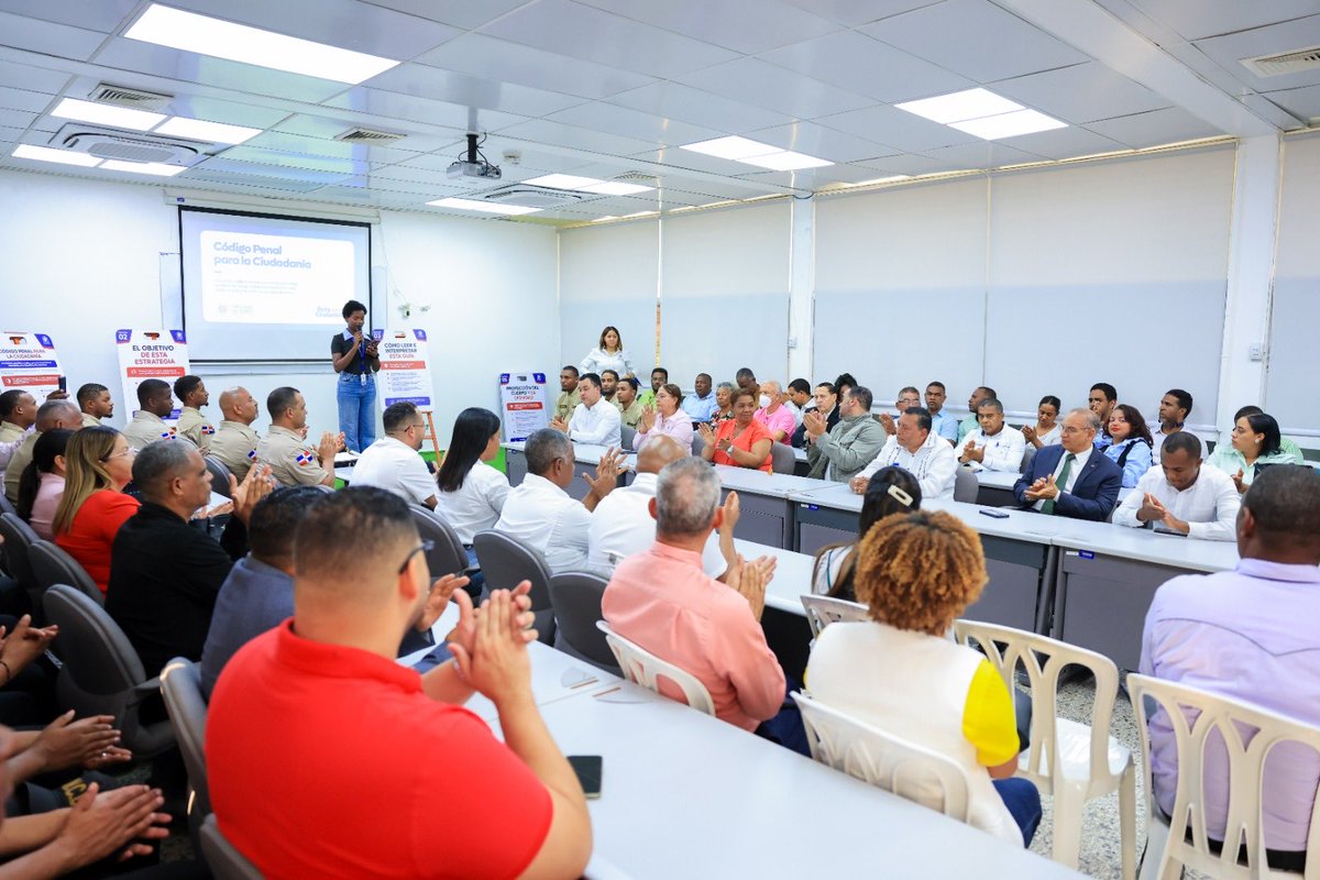 DefensorRD's tweet photo. Asimismo, realizamos la charla-taller «El nuevo Código Penal: conocer nuestros derechos para protegerlos», un espacio de orientación y aprendizaje que permitió profundizar en los principales aspectos de esta normativa y su importancia para la protección de los derechos de la ciudadanía.