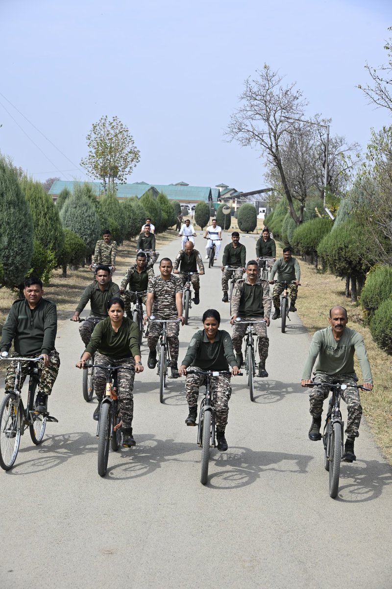 GcSrinagar's tweet photo. #FitIndiaFreedomRun7 “Fitness Ki Dose,Adha Ghanta Roz"GC SNR conducted Sunday on Cycle' Event on 18/10/26  in which Officers &amp; all ranks participated enthusiastically, promoting fitness &amp; a healthier lifestyle
@crpfindia 
@crpf_srinagar 
@PIBHomeAffairs 
@HMOIndia 
@swachhbharat https://t.co/n0TTCEElNo