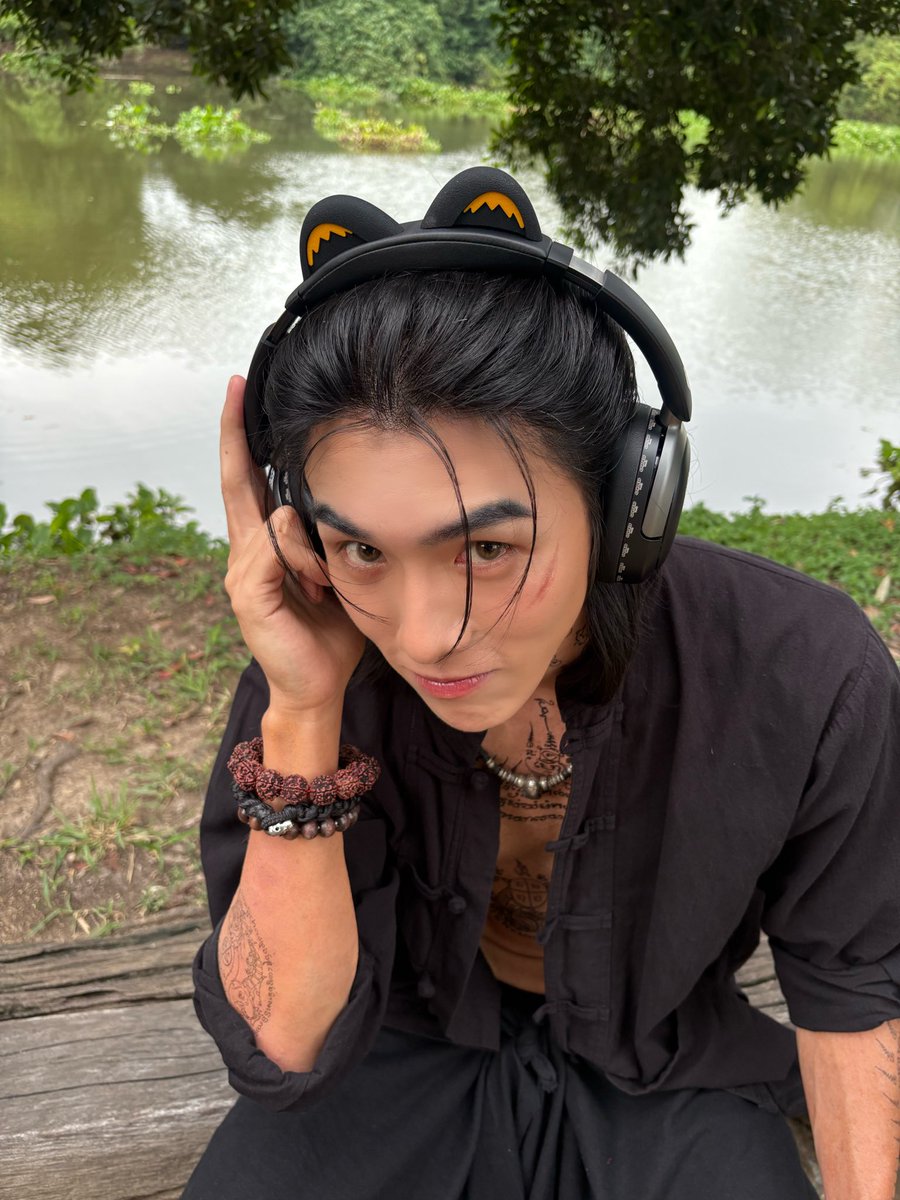 HeadlinerTH's tweet photo. from archives 📂

a day with พ่อครูไทร 📿🖤 ⋆✴︎˚｡⋆

KHOM KHLANG EP7
#ข่มขลังตอนที่7 
#BXXMRVW
#HeadlinerTHArtist https://t.co/05OkjheS1k