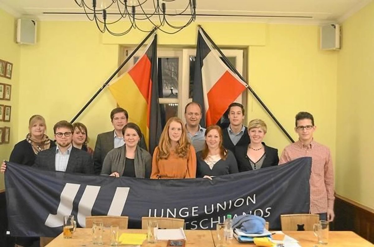 HerrmannMatthis's tweet photo. Ist die #JungenUnion #rechtsextrem?
Bilder und Äußerungen einiger Mitglieder sprechen hier klare Worte. Wann reagiert die #CDUCSU endlich und sorgt bei Ihrem Nachwuchs mal für Ordnung? #NieMehrCDUCSU https://t.co/bmfeTdQdsu