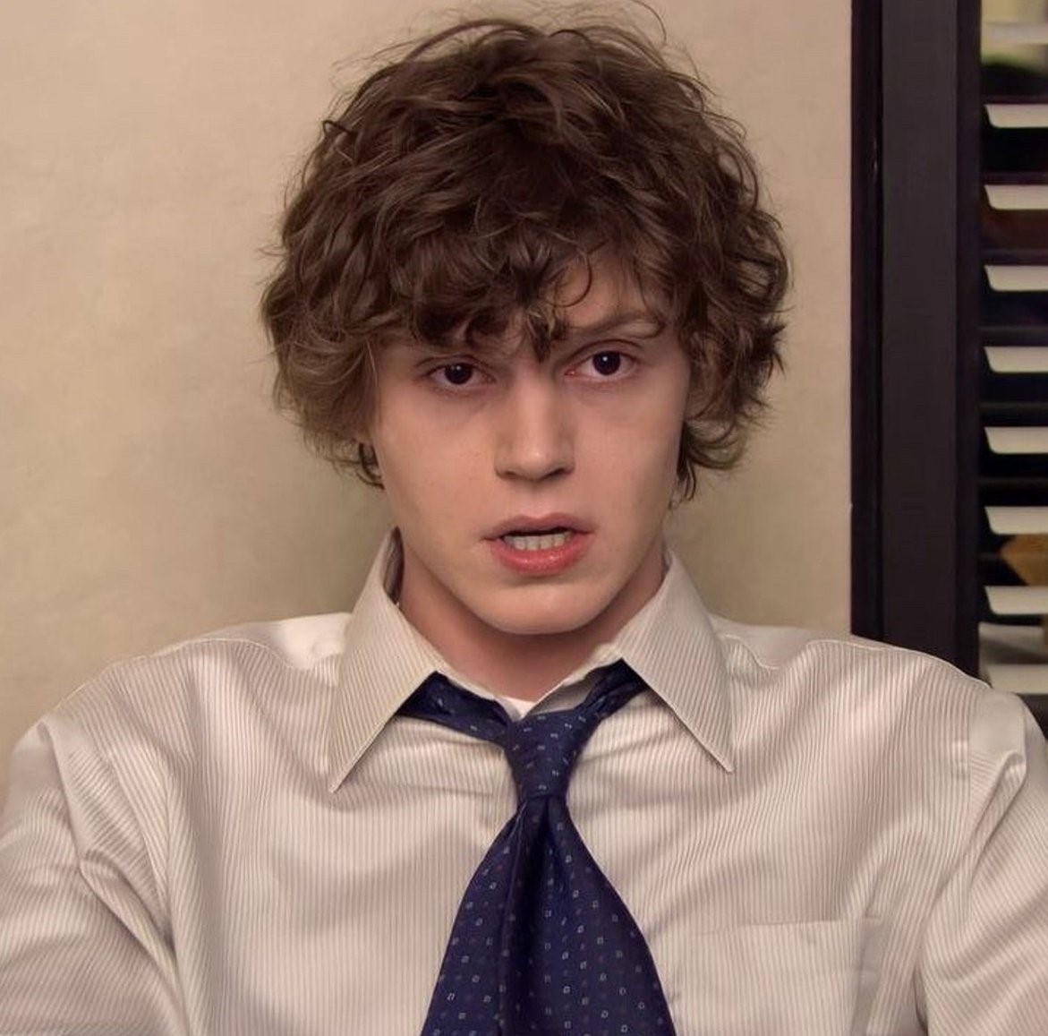 CINEMA505's tweet photo. Evan Peters na sétima temporada de 'The Office'.