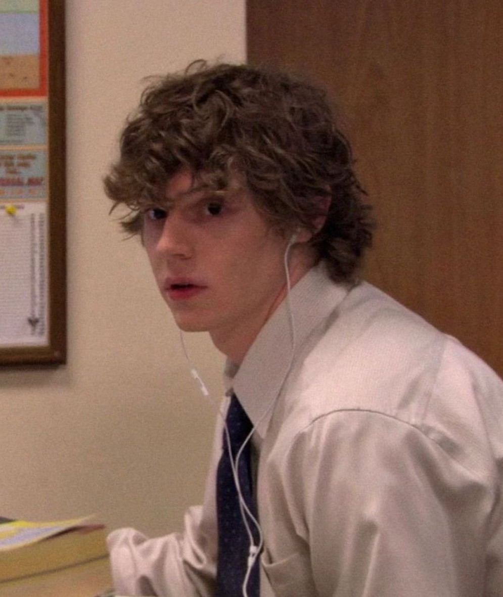 CINEMA505's tweet photo. Evan Peters na sétima temporada de 'The Office'.