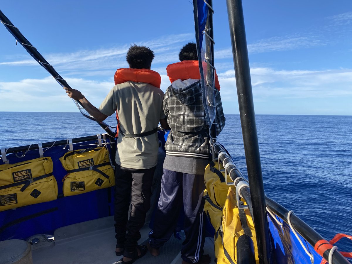 seawatchcrew's tweet photo. Gute Nachrichten: Unsere Aurora-Crew hat am Wochenende 15 Menschen gerettet. Wir konnten alle Überlebenden nach Lampedusa bringen. Nach dem Tanken werden wir bald wieder zurück auf See sein! https://t.co/LK63XpDBHW