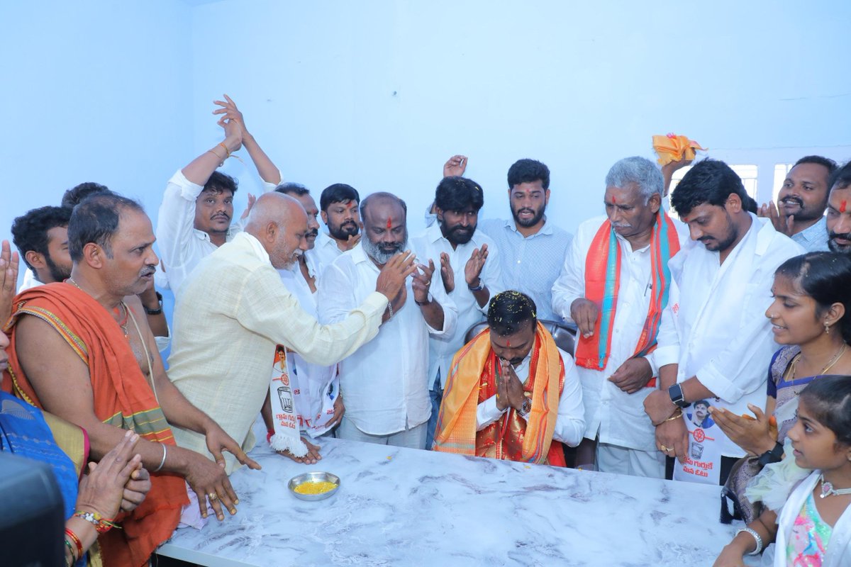 itsRamTalluri's tweet photo. తెలంగాణ రాష్ట్రంలో జనసేన పార్టీని క్షేత్రస్థాయిలో బలోపేతం చేసేందుకు, @JanaSenaParty అధ్యక్షులు శ్రీ @PawanKalyan గారి ఆదేశాల మేరకు, ఈరోజు స్థానిక జనసేన నాయకుల చేతుల మీదుగా ఖమ్మం జిల్లా జనసేన పార్టీ కార్యాలయాన్ని ప్రారంభించడం ఆనందంగా ఉంది. ఖమ్మం జిల్లాలో జనసేన పార్టీని బలోపేతం చేసే దిశగా నా స్వీయ పర్యవేక్షణలో ఈ కార్యాలయం ప్రజలకు నిత్యం అందుబాటులో ఉంటూ ప్రజా సమస్యలపై పోరాటానికి సిద్ధంగా ఉంటుంది అని తెలియజేస్తున్నాను.

@JSPTelangana @JanaSenaParty
#JSPForTelangana