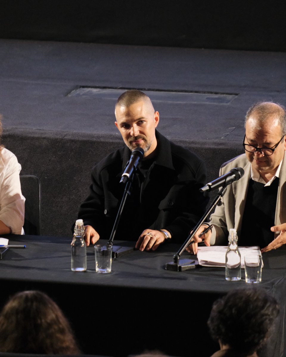 UniversalFR's tweet photo. Robert Eggers en masterclass 🔥
Le réalisateur de Werwulf est venu introduire une soirée spéciale où ses 4 premiers films ont été projetés à la suite, au Festival Lumière à Lyon !

WERWULF : LA BÊTE MAUDITE, au cinéma le 6 janvier.
#WerwulfLeFilm https://t.co/F4JhMdFMZZ