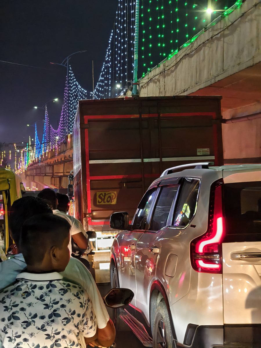 OG_VIRAT18's tweet photo. Hey @odisha_police @dcpbbsr 

What a worst Traffic management from Rasulgarh to Bamikhal areas it was !! 😢😑

Even the transport big vehicles are entering the roads 🤷

Kindly manage the Traffic better.... https://t.co/dgJpqmaepd