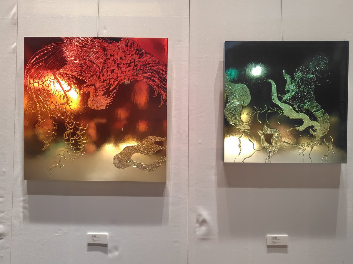 merissa_tea's tweet photo. #三英花煙夕空

冒頭、現代アートと骨董のコラボ展示の場からはじまる舞台。
実際に舞台上で高遠まきさんの作品展を開催(開演前に一部撤去するものの、半数はそのまま舞台装置に)
開演前アナウ��スも劇���展示会のロボットガイド風だったり、現代から劇中世界へ地続きになる仕掛けが面白かったな〜。 https://t.co/lxFzJ1rWzs