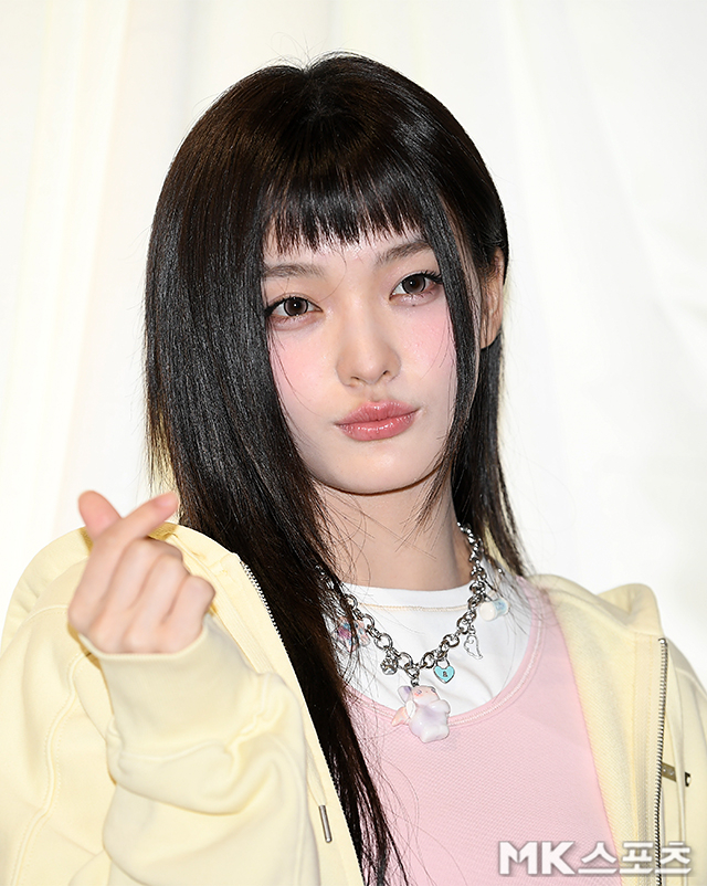 KpopSourceWire's tweet photo. ILLIT’s Iroha sprains her ankle at rehearsal for today’s encore.

BELIFT LAB says she wants to perform every stage, but may sit out some if symptoms appear. https://t.co/hazOS8CAIM