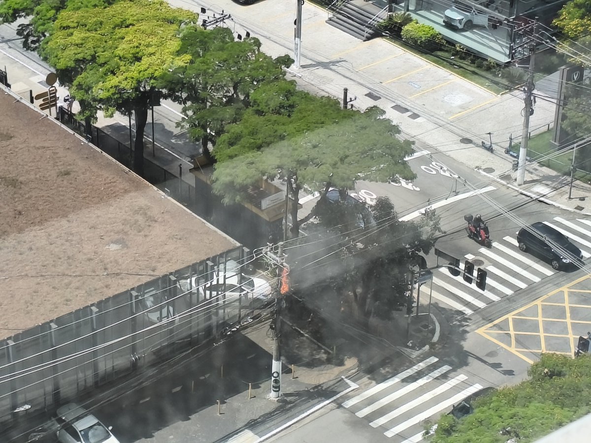 alanrib_silva's tweet photo. @EnelClientesBR e @CETSP_ cruzamento da Chucri Zaidan, 150 com Av. Morumbi, incêndio em poste e Semáforo desligado https://t.co/O2L7Xa5y7U