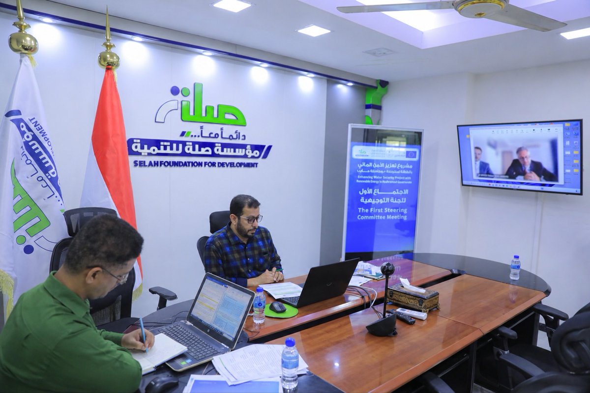 SaudiDRPY's tweet photo. في إطار الشراكة التنموية بين #البرنامج_السعودي_لتنمية_وإعمار_اليمن والاتحاد الأوروبي، وبمشاركة الجهة المنفذة مؤسسة صلة للتنمية، عُقد عبر الاتصال المرئي الاجتماع الأول للجهات المانحة لمشروع “تعزيز الأمن المائي بالطاقة المتجددة” في محافظة #مأرب، بحضور سعادة مساعد المشرف العام على البرنامج م. حسن العطاس، وسعادة سفير الاتحاد الأوروبي لدى اليمن باتريك سيمونيه، والمدير التنفيذي لمؤسسة صلة للتنمية علي حسن باشماخ؛ لاستعراض التقدم في تنفيذ المشروع ومناقشة مراحل العمل المقبلة، بما يسهم في تعزيز #الأمن_المائي واستدامة خدمات #المياه لأكثر من 368 ألف مستفيد في مديريات مأرب الوادي ومأرب المدينة وحريب في #اليمن.
#SDGs