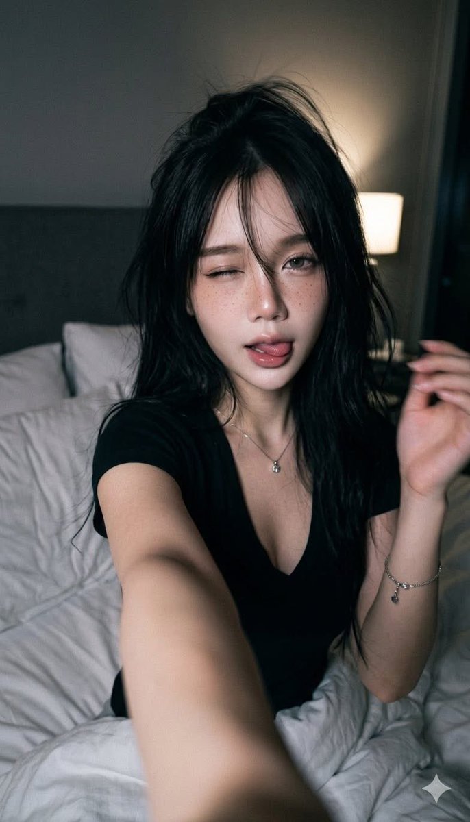 Rosew3mq's tweet photo. ไม่ไหวอย่าฝืน ถ้าไม่มีที่ยืนก็มานอนกับเรา 😜🤪 https://t.co/oyhEhkfcI5