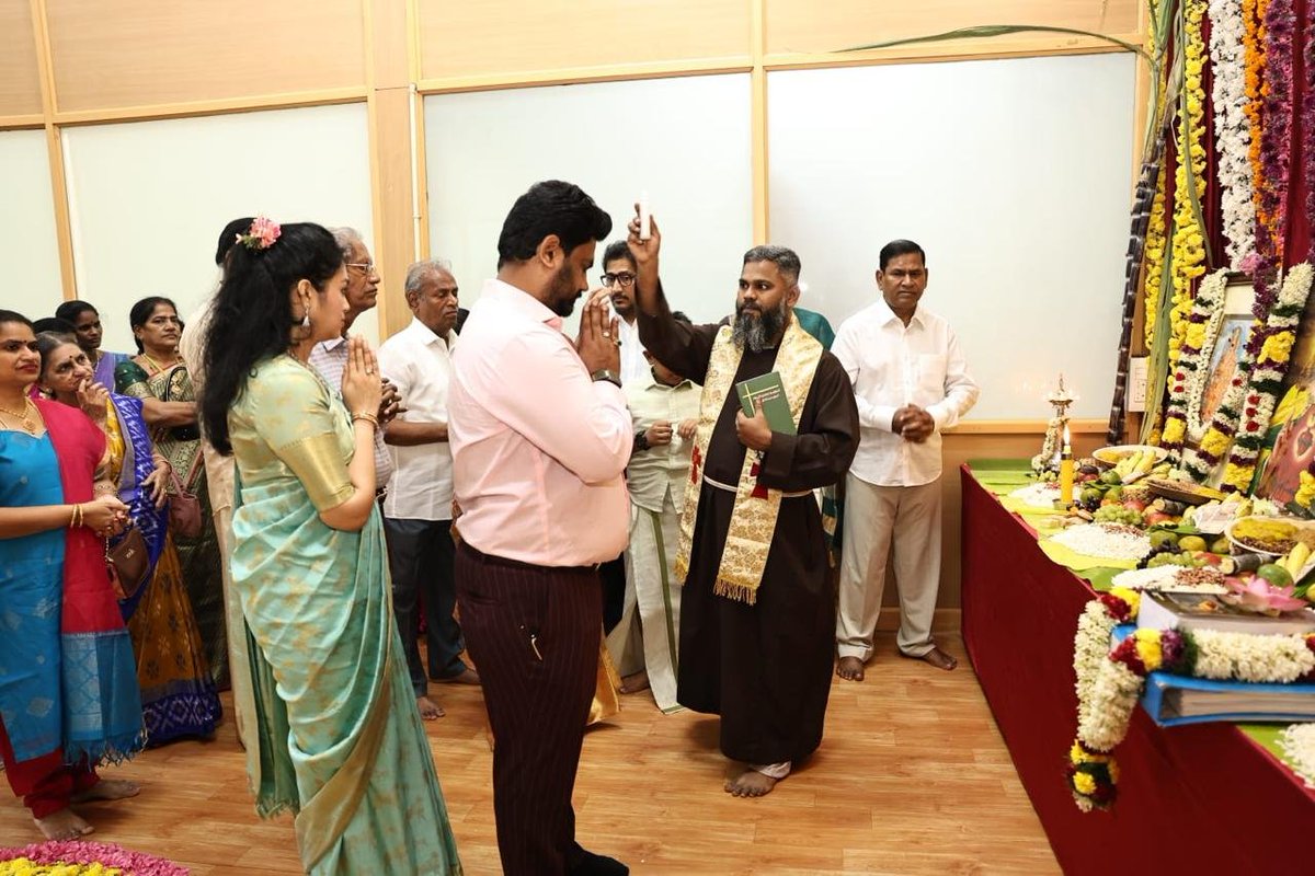 sscharles's tweet photo. கோயம்புத்தூரிலுள்ள மார்டின் குழுமங்களின் தலைமை அலுவலகத்தில் எனது குடும்பத்தினருடன் ஆயுத பூஜை மற்றும் சரஸ்வதி பூஜையைக் கொண்டாடிய தருணங்கள்!

#martingroup #ayudhapooja #saraswathipooja #traditionandculture #jcm https://t.co/CzSppHIBVt