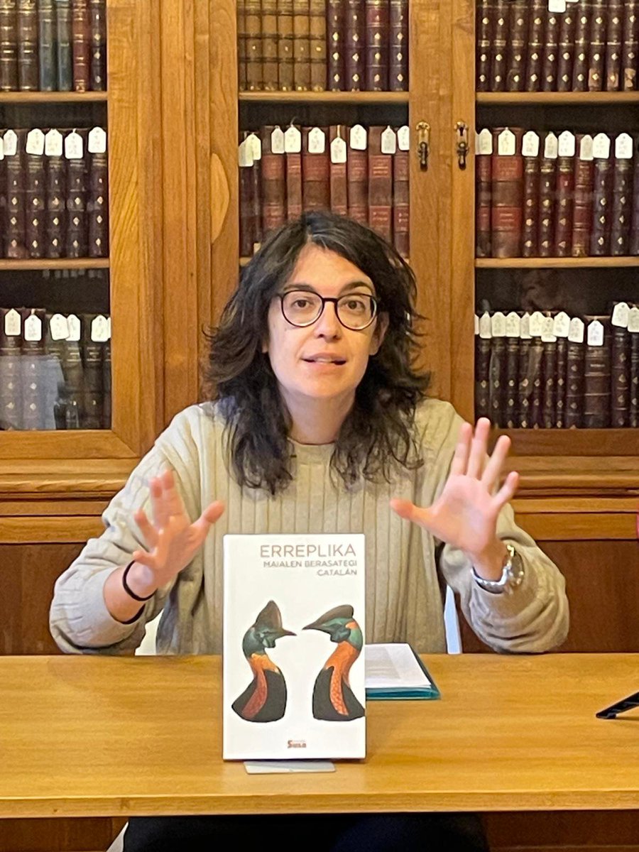 armiarma's tweet photo. ERREPLIKA aurkeztu du Maialen Berasategi Catalan idazleak Susa literatura argitaletxearekin Donostiako liburutegian. 

https://t.co/MQA2GUeaYd https://t.co/O9TBOvUaMp