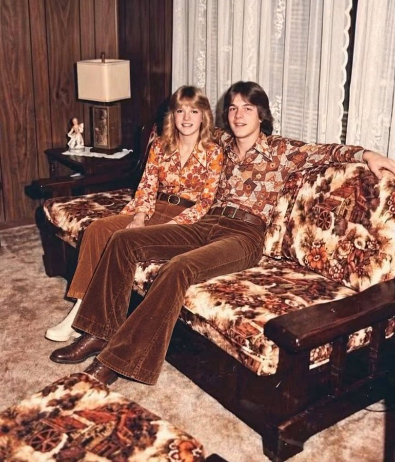 Anna521tg's tweet photo. Based on this photo as a whole, what is your best guess as to the year it was taken 🤔 https://t.co/MWUmNNG7gR