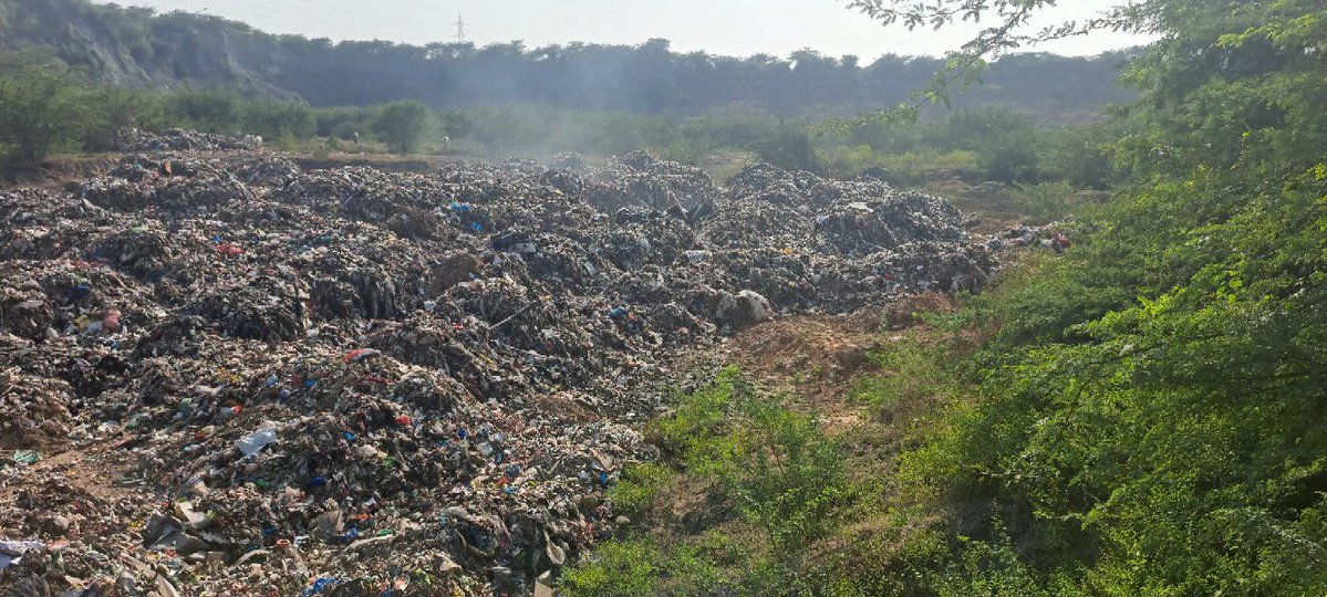 SaveAravali's tweet photo. Dumping of chemical waste by a govt body in forest and detention of citizens raising concerns, is a grave assault on environmental protection and democratic rights.

The Supreme Court must consider taking suo motu cognisance. Article 21 must be protected.

@PMOIndia @India_NHRC https://t.co/4ijYmtoFbX