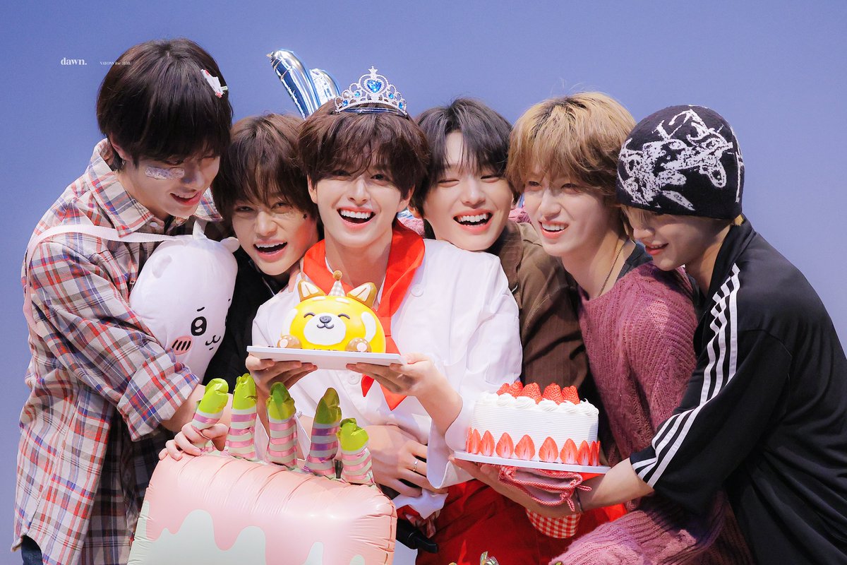 terudawn's tweet photo. 261019 생일축하해 🎂🎂
#가을의_포근함을_품은_테루
#CozyFallTeru
#테루 #TERU #베이온 #VAYONN https://t.co/T3hcBwVMut