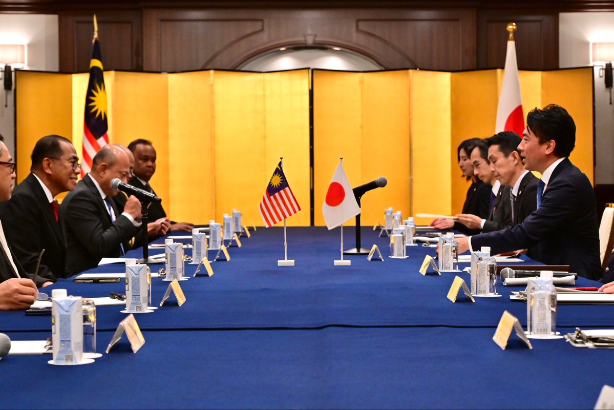 ModJapan_en's tweet photo. Oct 19, DM Koizumi met with DM Khaled of Malaysia and agreed to strengthen defense cooperation on maritime security and defense equipment under the Comprehensive Strategic Partnership, and continue collaborating for regional peace and stability. https://t.co/UVgUJjGrC4