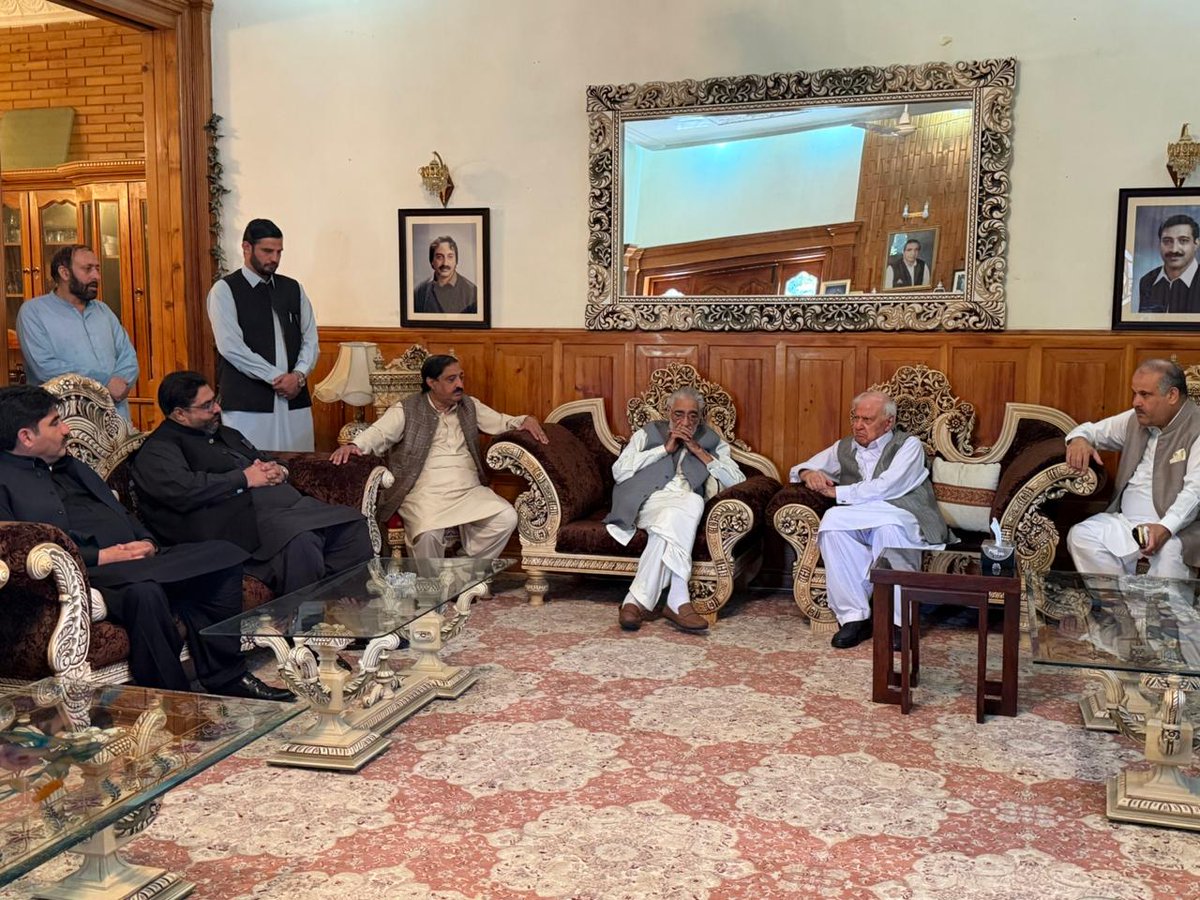AftabSherpao's tweet photo. ایبٹ آباد؛ 
کاغان ہاؤس آمد
سابق صوبائی وزیر سید مزمل شاہ کے صاحبزادے سابق صوبائی وزیر سید اختر حسین شاہ کی وفات پر اہل خانہ سے اظہار تعزیت و فاتحہ خوانی
اس موقع پر مرکزی جنرل سیکرٹری احمد نواز خان جدون اور پولیٹیکل سیکرٹری برائے چئیرمین حنیف شاہ بھی ہمراہ تھے
#QWP #AftabSherpao https://t.co/BIWc6116iz
