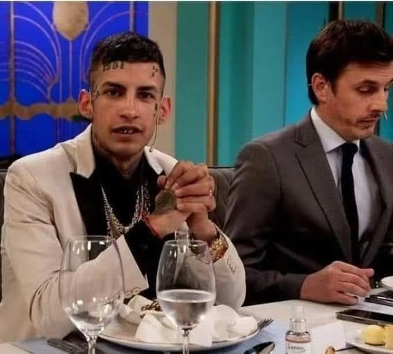 El_vengaK's tweet photo. Uno apenas lo ves, sabes que te va a chorear. Es bruto, ignorante, dice cosas incoherentes y sin sentido. A la legua te das cuenta de su escasa educación. Al lado de ese, esta sentado L-gante, el cantante. https://t.co/dKL68hgH42