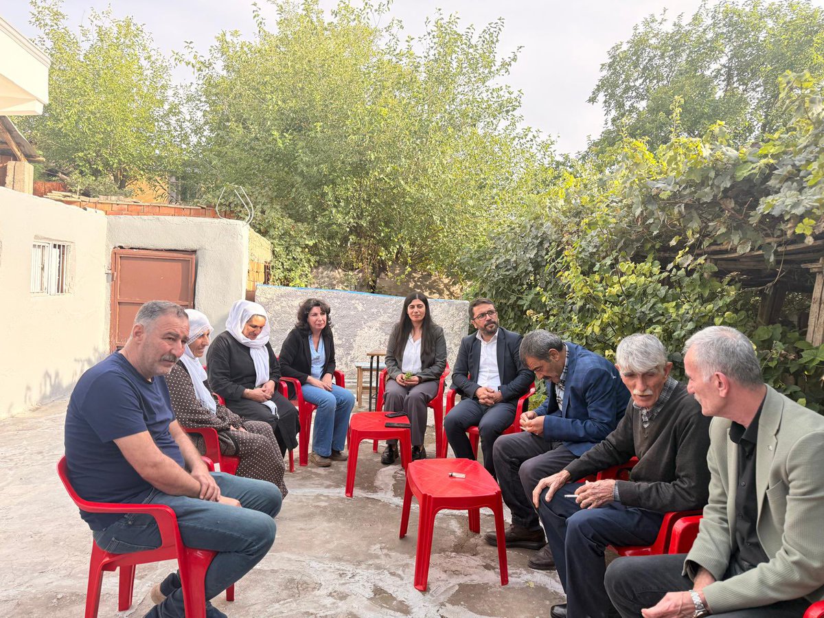 Halide_Turkoglu's tweet photo. İl ve ilçe yöneticilerimizle birlikte Çınar ilçemizde ailelerimizle bir aradayız.

Toplumsal barışın, demokratik çözümün ve ortak geleceğimizin inşası için buluşmalarımıza kararlılıkla devam edeceğiz. https://t.co/RZM3y1uDSX