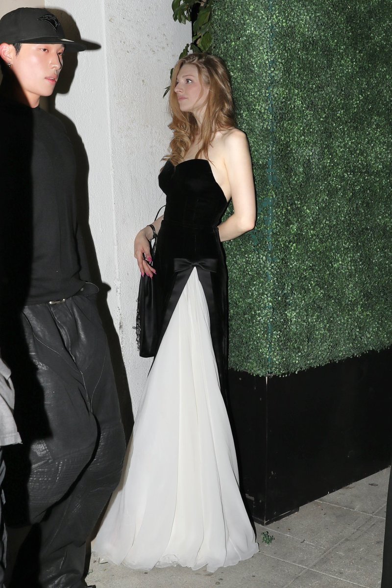 npomvtt's tweet photo. ⁉️ DO NADA: Keeho do P1Harmony e a atriz Hunter Schafer fotografados saindo da after party da The Academy Museum Gala, evento organizado pela Academia do Oscar. https://t.co/lEeZEdy1Pr