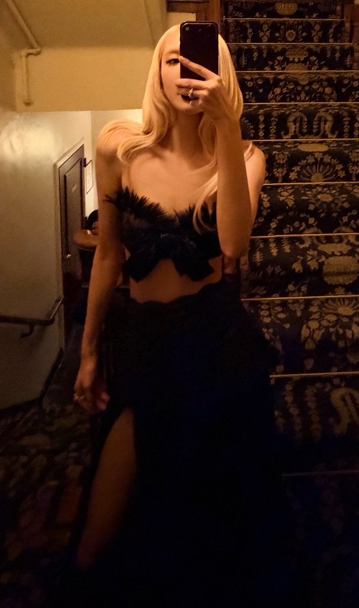 roseannepics's tweet photo. HER AFTER PARTY LOOK>>>>> https://t.co/JnxNddGIIq