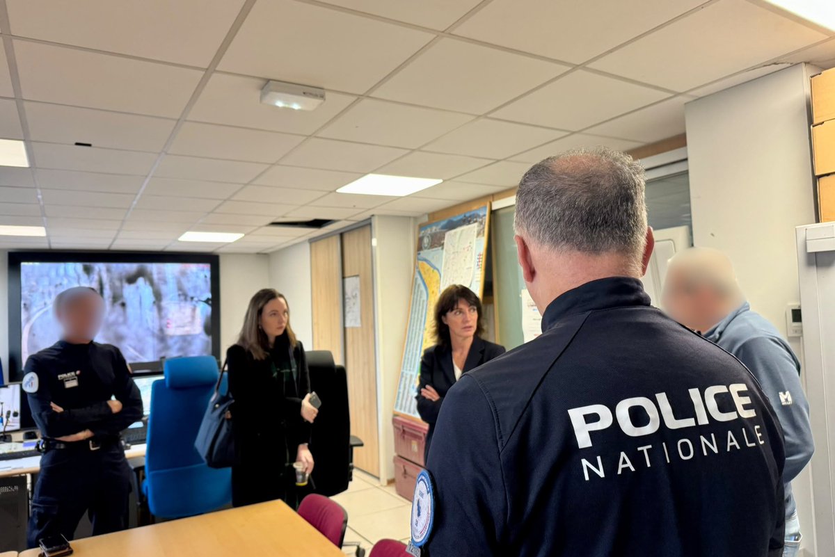 Prefet38's tweet photo. #Sécurité | Police, gendarmerie, sapeurs-pompiers : la préfète à la rencontre des forces mobilisées à Grenoble.

Ce lundi matin, la préfète de l’Isère s’est rendue successivement à l’hôtel de police, à la caserne de gendarmerie de Grenoble puis auprès des sapeurs-pompiers, pour témoigner de son soutien et échanger avec ́les forces mobilisées tout au long du week-end à Grenoble et dans son agglomération.

Pendant plus de 12 heures samedi, forces de l’ordre et sapeurs-pompiers ont fait face à des violences d’une extrême gravité. 32 d’entre eux ont été blessés.

La préfète condamne avec la plus grande fermeté ces violences inacceptables. Rien ne saurait justifier de tels actes à l’encontre de celles et ceux qui s’engagent chaque jour pour protéger et secourir la population.

Elle leur exprime tout son soutien et salue leur engagement, leur sang-froid et leur professionnalisme dans des circonstances particulièrement difficiles.
Les investigations se poursuivent afin d’identifier les auteurs de ces violences, qui devront répondre de leurs actes devant la justice.