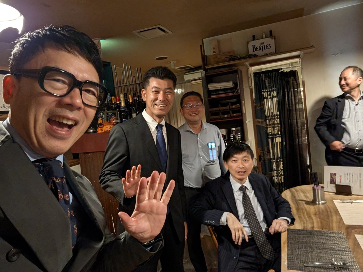 smith796000's tweet photo. 泉健太さん、ラジオでの呼びかけに応じてマジでOB会にあらわれた！！
さすが弁論部！！ https://t.co/1E08hBZWnP