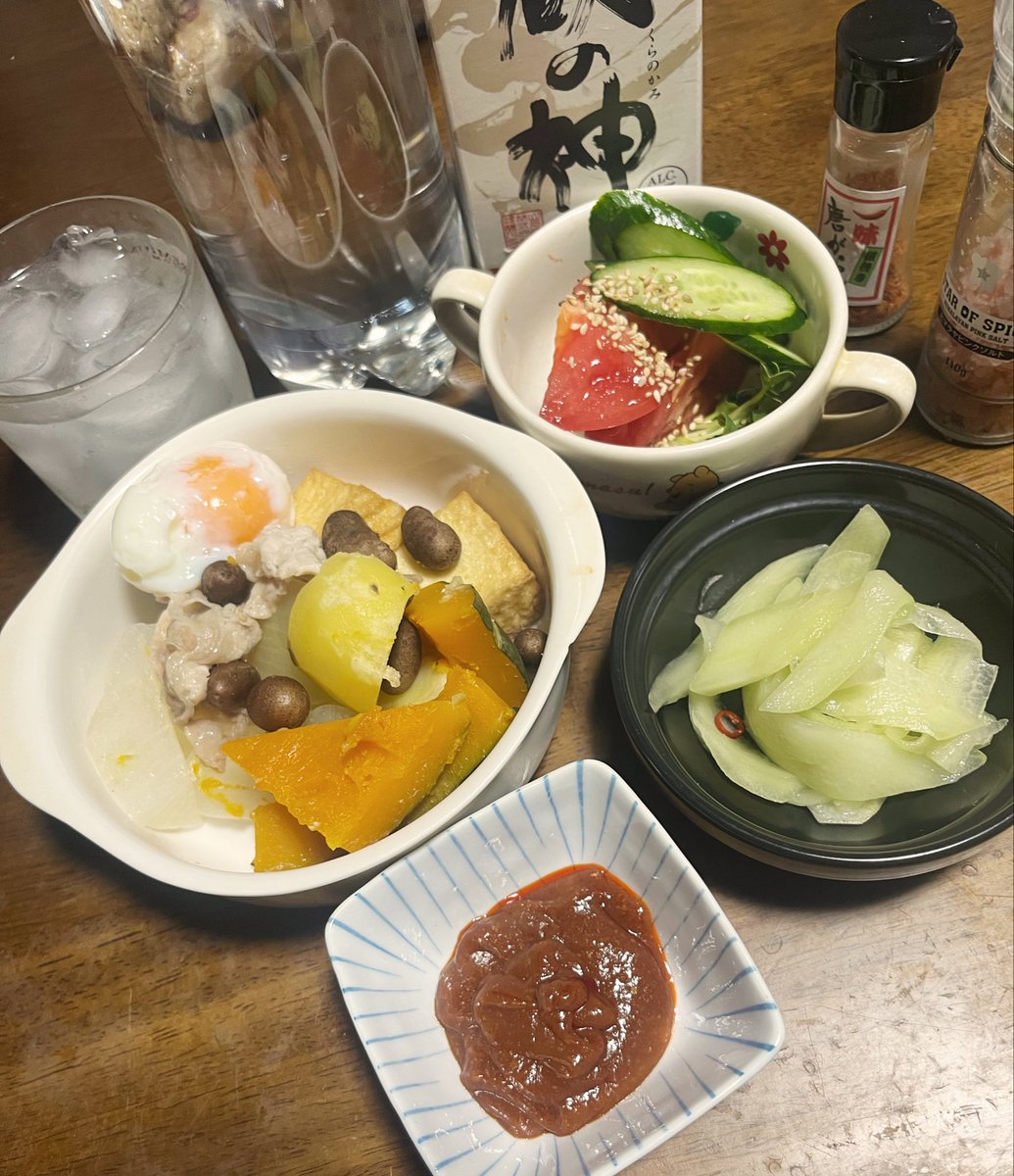 Kitchenmemo0918's tweet photo. 蒸し器万歳(ﾉ≧∀≦)ﾉ

昼間子どもと無印行って、ディップソース見つけたの！
今日は、お味噌の方にした🥰
美味しスギィ😋

卵を蒸したら、温泉卵のようになるんだね😳

そしてハヤトウリの浅漬け…ｼｬｸｼｬｸしておいしんだな🤤

ご飯もお酒もうまうま！
明日お仕事頑張ろ🤗🤗 https://t.co/mrCxbA05UQ
