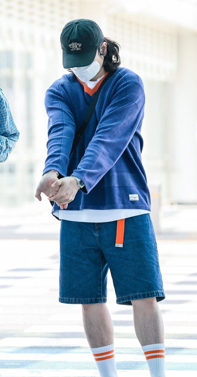 apeachnuna's tweet photo. Dalam fashion, sungjin udah sering trial and error.. terutama masalah size dia sering salah 😂

dia udah pernah nyoba celana dari yg 
10/10 (celana panjang)
9/10 (yg panjangnya semata kaki)
7/10 (nanggung bawah lutut)
5/10 (selutut)
3/10 (celana gemes)

dia udah pernah nyoba semua dan berkesimpulan kalau memang ga cocok ya ga cocok.
ada orang yg cocok pake celana nanggung 3/4 tp buat dia ga cocok dan itu ya wajar ga semua proporsi tubuh manusia itu sama.
