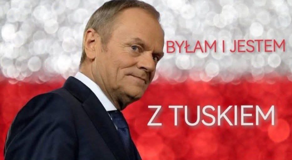 Magdale48297675's tweet photo. I ja będę bronić tej prawdy. #MartaMor

"Znowu czytam, że ten Tusk to nic dobrego nie zrobił...👇

Pewien młody konfederata, mniej więcej w wieku moich dzieci, zapytał mnie wczoraj czy pamiętam: co robił Tusk?
Pomyślałam sobie: mój Boże! 
Dziecko, jasne, że pamiętam... 
Bo to był dla mnie czas trudny, ale mimo trudności - dający nadzieję, że to Wam będzie dziś lepiej.
Uczyłam się życia. Po omacku, na ślepo, czasem głupio.
W czasach Tuska rodziłam dzieci, kształciłam się, podejmowałam pierwszą pracę! 
Wtedy też przemierzałam korytarze szpitalne, bo mój tata chorował na raka. Odwiedzałam urzędy. Studiowałam. Za Tuska dostałam pierwsze socjalne stypendium na studiach. Dwa tysiące. Majątek.
Pracowałam w szkole. 
Doskonale pamiętam, że to za Tuska dostaliśmy pierwsze tablice multimedialne, miejsce zabaw, plac zabaw i orlik.
Za Tuska otworzono w gminie pierwsze prawdziwe przedszkole. To był program: Przedszkole w każdej gminie. Totalna rewolucja.
Za Tuska wprowadzono możliwość nauki dla dzieci niepełnosprawnych w szkołach ogólnodostępnych, tzw. edukacja włączająca. 
Duża kasa na to poszła, bo trzeba było dostosować zasoby kadrowe. Ale dzieci niepełnosprawne nie były już izolowane społecznie i wykluczone rozwojowo.
Drogi, mosty, remonty budynków, wyprawka w szkole, owoce i warzywa, mleko dla dzieci... 
Jest co pamiętać, a to i tak nie wszystko. Wybaczcie.
I nie! Tusk nie sprzedał niczego! Tusk tylko  wpuścił do Polski obcy kapitał, żeby tworzyć nowe miejsca pracy, żeby rozwijały się biznesy!!!
Tak było. To jest obiektywna prawda.
To były czasy, kiedy  jeszcze wszyscy byliśmy dumni z polskich filmów, polskich aktorów i artystów.
Jeszcze wszyscy szanowaliśmy naukowców, sędziów, nauczycieli... 
I siebie nawzajem. 
Lubiliśmy rozmawiać o polityce i wspólnie narzekać. Nikt się na nikogo nie obrażał, na pewno nie za polityczne przekonania. Nawet razem oglądaliśmy telewizję, którykolwiek nie byłby to kanał. Byliśmy jedną Polską!!! To było niesamowite!
Jednak czasy były trudne gospodarczo, a życie ciężkie ekonomicznie. Takie były realia światowe. A Polska dopiero budowała się po ciężkiej transformacji ustrojowej...
Ale rząd działał, żeby pobudzić gospodarkę i rozpędzić lokomotywę.
Za Tuska weszła ulga prorodzinna, kosiniakowe i becikowe.
To rząd Tuska opracował JPK, który miał ogromne znaczenie w walce z mafia vatowską.
Internet, cyfryzacja, cywilizacja. Tak pamiętam ten czas!
Za Tuska mieliśmy inflację na poziomie 2-3 procent. Było drogo. Było bezrobocie. Jednak  otworzyła się  dla Polaków możliwość robienia kariery zawodowej i realizowania się zagranicą. 
Za Tuska świat przestał widzieć w Polaku złodzieja i menela, a dostrzegł fachowca. 
Nie było kolorowo. Mieliśmy kryzys gospodarczy na świecie. Ale dzięki PO i PSL nie skończyliśmy jak Grecja! 
Tak było, takie były realia! 
Wg prawych wszystko to stanowiło tragedię. Tusk nie karmił rybami, ale rozdawał wędki, więc Tusk jest zły! Wymagał wysiłku, nie dawał za darmo.
Kasa, kasa, kasa.
To się liczy dla ludzi bez siły przebicia, chęci i jakichkolwiek ambicji.
A zły Tusk nie chciał dawać kasy, zamiast tego podsuwał możliwości do zarabiania kasy, motywował do podejmowania aktywności, do edukacji, podnoszenia kwalifikacji. 
Dla części społeczeństwa był to szok, nie wszyscy potrafili się w takim świecie odnaleźć. 
Kaczyński dał im alternatywę, niczego nie wymagał. 
Dał gotówkę, a jedynym czego chciał - był głos na PIS, wrzucony do urny wyborczej.
Ludzie brali i głosowali, wedle oczekiwań i wizji Kaczyńskiego.
Nikogo już dalej nie obchodziło, że tak naprawdę to Kaczyński nie daje, ale zadłuża naród i wpędza nas w kłopoty. Dziś każdy Polak jest zadłużony, a mimo to, nadal żyje w nieświadomości, cieszy się z każdej kolejnej "darmowej" złotówki, jednocześnie wyrzucając rządowi Tuska, że właśnie powiększa dziurę budżetową.
Nie ma darmowej kasy!!! 
Każdy grosz trzeba zarobić. Pieniądze nie rosną na drzewach. Wie to nawet dziecko, ale zdaje się nie rozumieć wyborca Jarosława Kaczyńskiego, któremu wmówiono