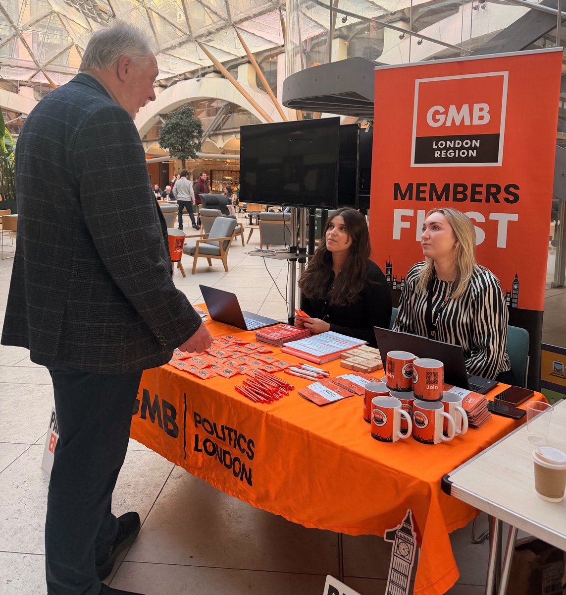 GMB_MPs_Staff's tweet photo. We're in Portcullis House today, just in front of the escalator π
Come and say hello, have a chat with your MPs' and Peers' Staff Branch reps and grab some jelly beans π¬
Not a member yet? You can sign up right there on the stall. #MembersFirst https://t.co/FCeT044ito