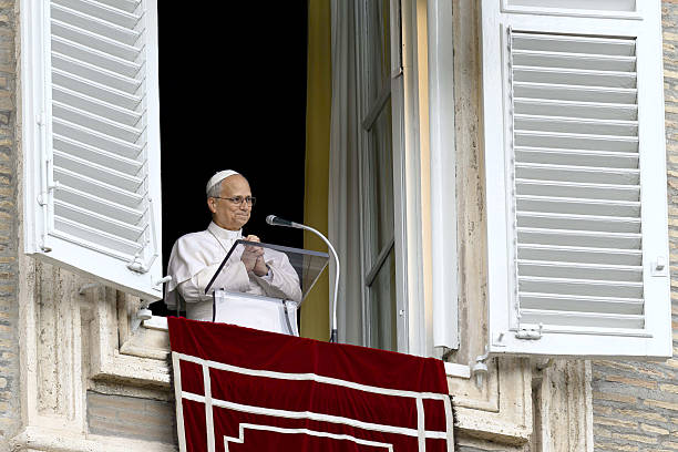 news_vaticano's tweet photo. 🇻🇦 El Papa León XIV continúa su recuperación en el Vaticano y confirma la Audiencia General del miércoles

La Oficina de Prensa de la Santa Sede ha confirmado que el Papa León XIV continúa su recuperación en el Palacio Apostólico del Vaticano tras la operación del pasado 13 de octubre para extirparle un adenocarcinoma pulmonar.

Después de recibir el alta hospitalaria el sábado y reaparecer ayer domingo durante el Ángelus ante unos 15.000 fieles reunidos en la Plaza de San Pedro, el Santo Padre retomará este miércoles 21 de octubre su tradicional audiencia general, que se celebrará en la Plaza de San Pedro.

Por el momento, el Papa ha decidido permanecer en el Vaticano y no trasladarse a su residencia de Castel Gandolfo, donde habitualmente pasa los lunes y martes.

Los médicos estiman que el periodo de recuperación podría prolongarse unos diez días. La Santa Sede ofrecerá nuevas actualizaciones sobre su estado de salud y sus próximas actividades.

🙏🏻 Seguimos rezando por la completa recuperación del Santo Padre.

#OremosPorLeónXIV