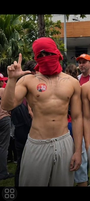 sitepopmais's tweet photo. Mascarado que encantou a web em ato pró-Lula mostra o rosto e solta autoconfiança: "Zero decepções quando tiro a máscara".

X: Victordiassjf https://t.co/JE1Gy6iybA